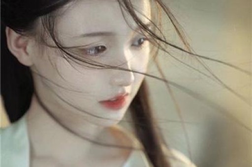 韩国女星Jennie耍大牌事件后《时代》红毯争艳直角肩再成亮点
