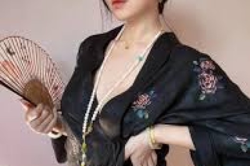“网红美女律师”塌房后续：警方调查男友抛弃网友深扒还有隐情